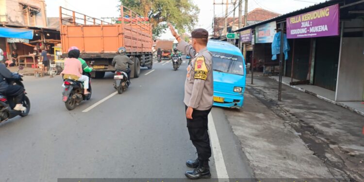 Antisipasi kemacetan pagi, anggota polsek Gunungguruh laksanakan gatur lalin pagi di simpang Tiga Pangleseran