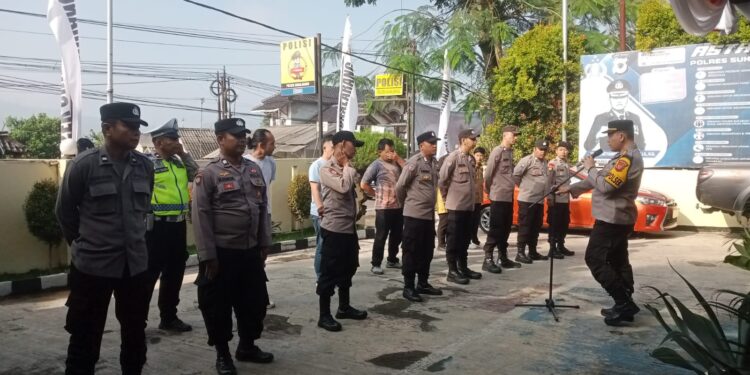 Kapolsek Sukalarang Sampaikan Arahan Kepada Anggota Saat Apel Pagi