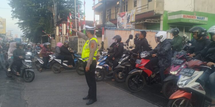 Antisipasi Kemacetan Pagi, Unit Lantas Polsek Sukalarang Melaksanakan Gatur Lalin Dan Penyebrangan Saat Jam Masuk Karyawan