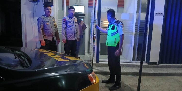 Patroli Malam Hari Personil Polsek Sukalarang Sambangi ATM
