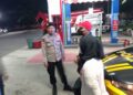 Polisi Polsek Sukalarang Giat Patroli Dialogis Antisipasi Gangguan Kamtibmas Sambangi SPBU