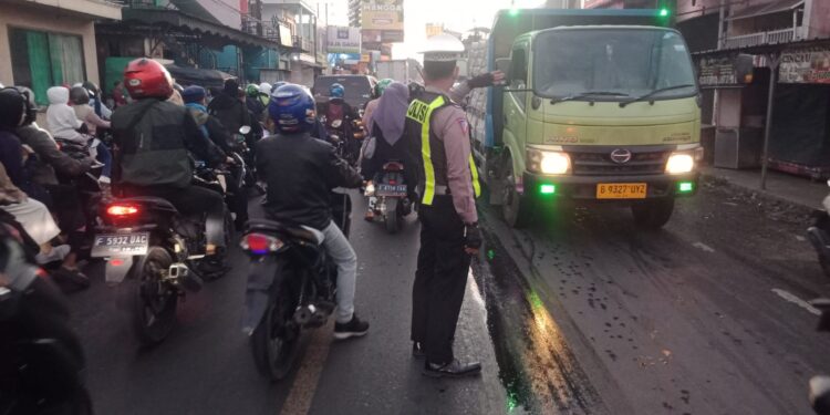 Antisipasi Kemacetan Pagi, Unit Lantas Polsek Sukalarang Melaksanakan Gatur Lalin Saat Jam Masuk Karyawan