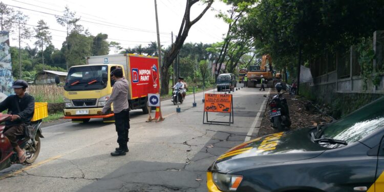 Personil Polsek Sukalarang Atur Lalu Lintas di Lokasi Perbaikan Jalan Coran