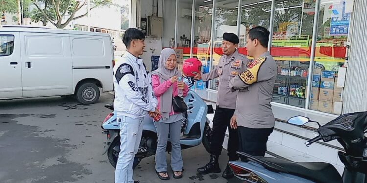 Patroli Dialogis Di Siang Hari Berikan Imbauan Kamtibmas Kepada Masyarakat Di Wilkum Polsek Sukalarang
