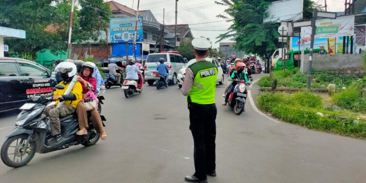 Gatur Lalu Lintas Polsek Warudoyong Paska melintas Kereta Api Pangrango