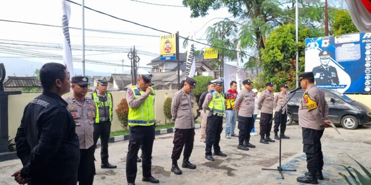 Kapolsek Sukalarang  Sampaikan Arahan Kepada Anggota Saat Apel Pagi