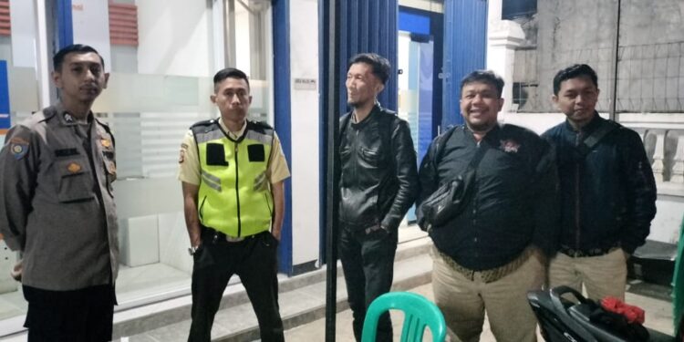 Personil Samapta Polsek Sukalarang Patroli Malam Hari Sambangi ATM BRI Cegah Kejahatan Perbankan