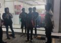 Polisi Patroli Malam Sambangi  Minimarket Dan Dialogis Dengan Masyarakat