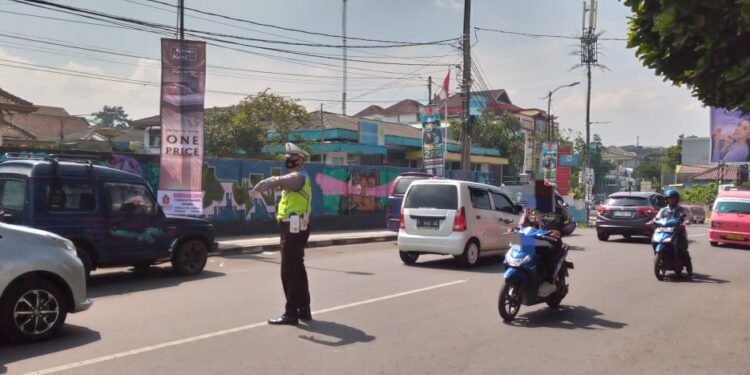 Unit Lantas Polsek Cikole Laksanakan Pengaturan Siang Hari
