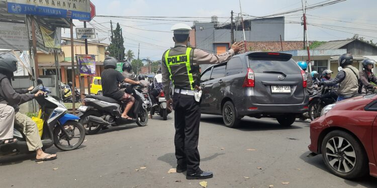 Gatur Lalu Lintas Polsek Warudoyong Paska melintas Kereta Api Pangrango