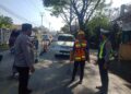 Personil Unit Lantas Polsek Sukalarang Atur Lalu Lintas di Lokasi Perbaikan Jalan
