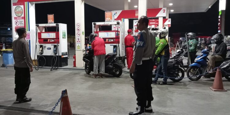Guna menciptakan keamanan dan kondusif, Kapolsek Citamiang Patroli Dialogis dan Sambangi Security SPBU Pertamina Kota Sukabumi.