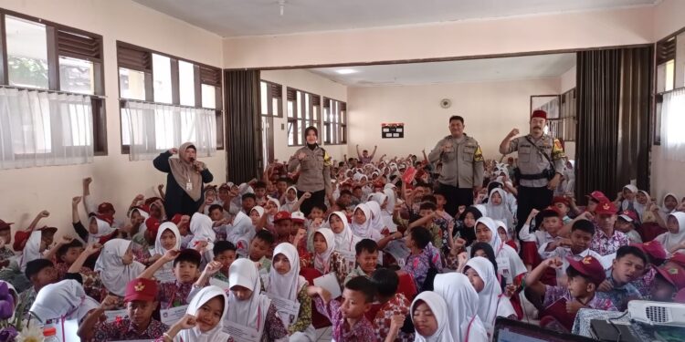 Masa Pengenalan Lingkungan Sekolah ( MPLS ) Bhabinkamtibmas Berikan Penyuluhan kepada Siswa/i