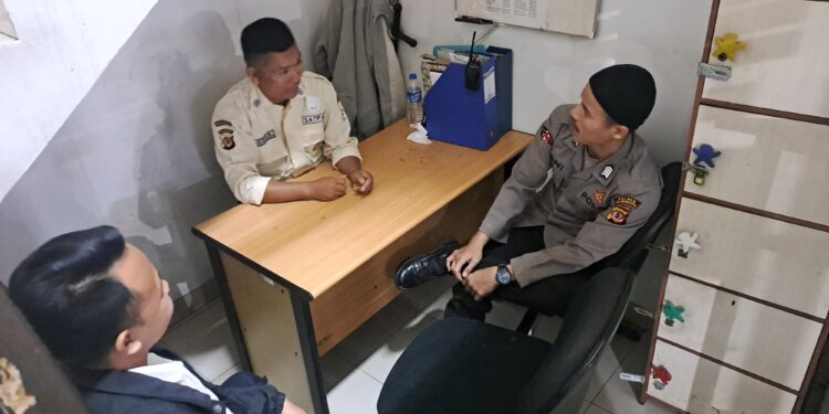 Guna menciptakan keamanan dan kondusif, Kapolsek Citamiang Patroli Dialogis dan Sambangi Security SPBU Pertamina Kota Sukabumi.