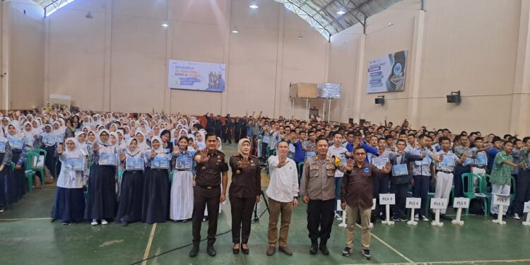 Kapolsek Citamiang Menjadi Narasumber Pada Kegiatan MPLS Siswa Baru SMAN 1 Kota Sukabumi.