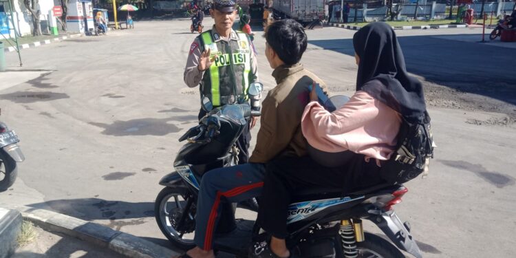 OPERASI PATUH LODAYA 2024. UNIT LANTAS SEKTOR SUKALARANG BERI TEGURAN KEPADA PELANGGAR LALU LINTAS