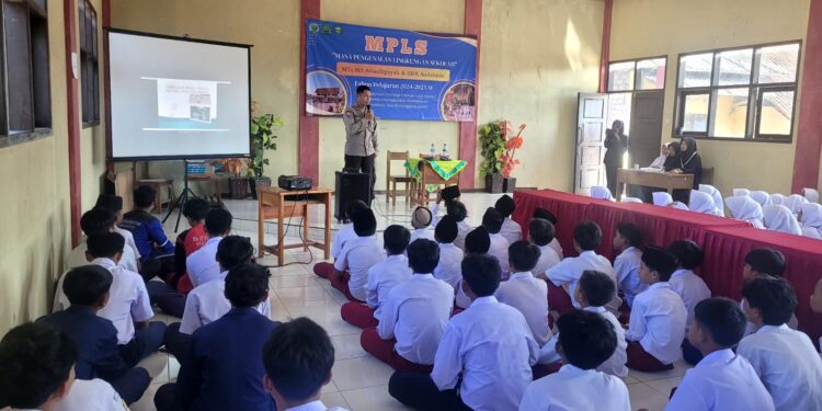 Kanit Binmas Polsek Sukalarang Menjadi Narasumber saat Mengisi MPLS di MA ATTAUFIQIYAH Sukalarang