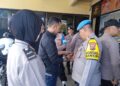 Kasi Propam Polres Sukabumi Kota lakukan pemeriksaan dan pengecekan Handphone personel Polsek Sukaraja