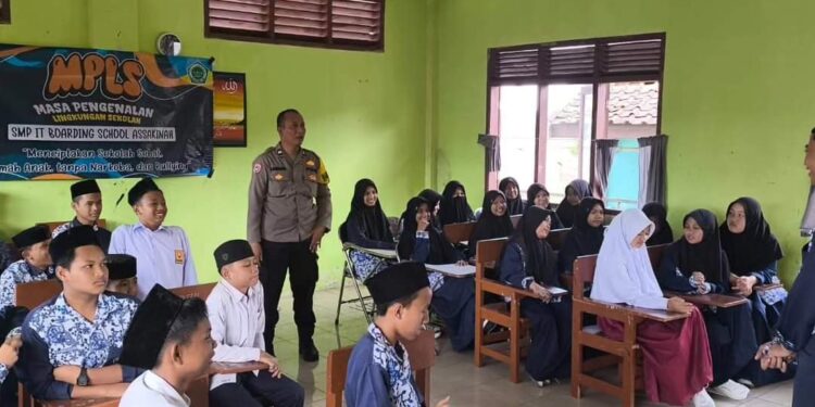 Polsek baros berikan motivasi siswa-siswi SMP Boarding school As Sakinah melalui MPLS