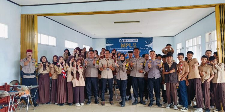 Masa Pengenalan Lingkungan Sekolah ( MPLS ) Bhabinkamtibmas Berikan Penyuluhan kepada Siswa/i Sekolah