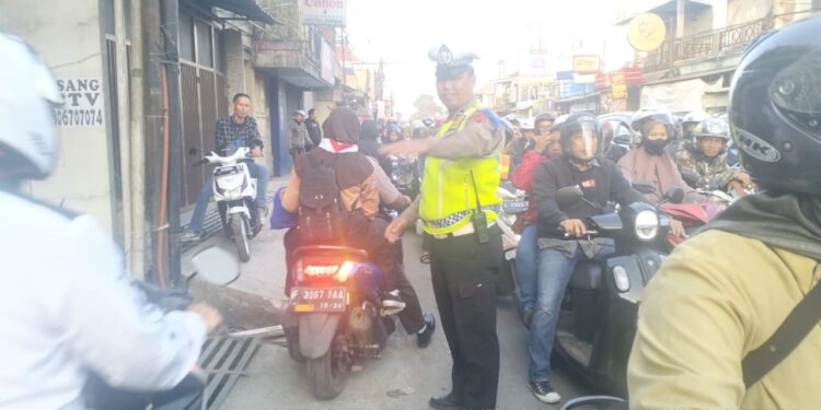 Antisipasi Kemacetan Pagi, Unit Lantas Polsek Sukalarang Melaksanakan Gatur Lalin Saat Jam Masuk Karyawan