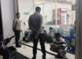 Polisi Patroli Malam,Polsek Sukalarang Sambangi  Minimarket Dan Dialogis Dengan Masyarakat