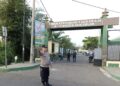 Bhabinkamtibmas Polsek Sukaraja Polres Sukabumi Kota melaksanakan pengaturan lalu lintas dan membantu penyebrangan