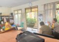 Sinergitas TNI – Bhabinkamtibmas dan Babinsa Laksanakan Sambang ke Kantor Kelurahan