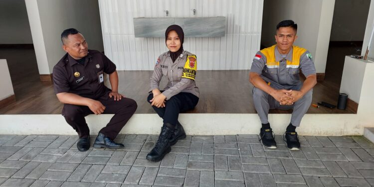 Cegah Aksi Kejahatan, Anggota Bhabinkamtibmas berikan Himbauan Kamtibmas Kepada Security