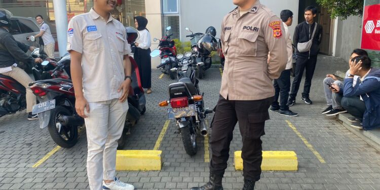 Bhabinkamtibmas Lakukan Pengawalan Perbankan Cegah Gangguan Kamtibmas.