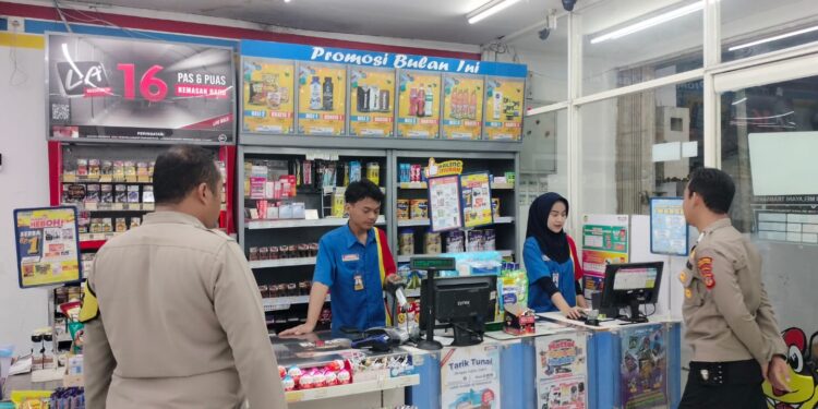 Polisi Patroli Malam Sambangi Minimarket Dialogis Dengan Karyawan Dan Masyarakat