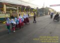 Wujud Kepedulian, Polisi Bantu Anak-Anak Sekolah Menyeberang Jalan