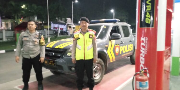 Polisi Sambangi SPBU Malam Hari, Sampaikan Pesan Kamtibmas