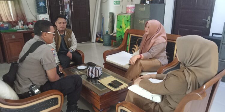 Bhabinkamtibmas Polsek Cibeureum Sambangi Warga / Perangkat Kelurahan  dan berikan himbauan Kamtibmas