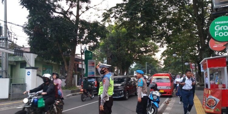 Berikan Pelayanan Pagi, Polsek Cikole Laksanakan Giat Pengaturan