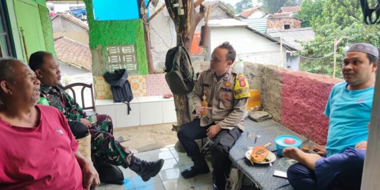 Sinergi Bhabinkamtibmas dan Babinsa untuk Menjaga Kamtibmas di Desa Sukaraja