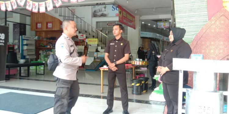 Bhabinkamtibmas Polsek Cibeureum laksanakan monitoring wilayah binaan dan berikan himbauan Kamtibmas