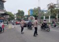 Berikan Pelayanan Pagi Hari, Polsek Cikole Laksanakan Giat Pengaturan