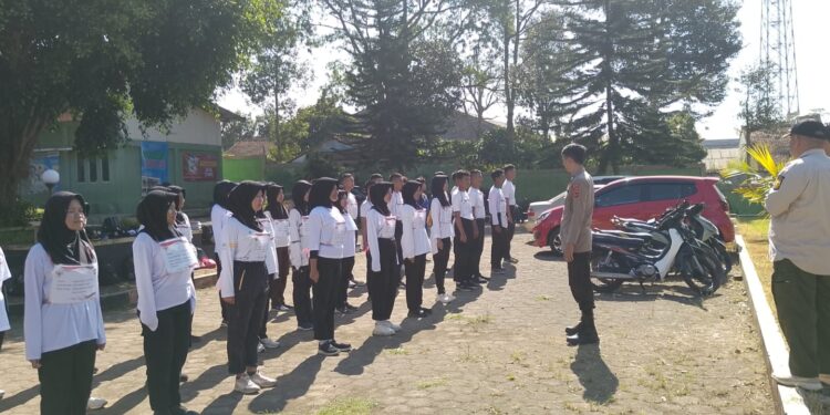 Bhabinkamtibmas Polsek Sukalarang Berikan Pembinaan Kepada Peserta Paskibra SMKN 1 Sukalarang