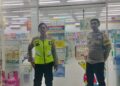 Anggota Polsek Sukalarang Laksanakan Patroli Dialogis Kerawanan Malam Sambangi Minimarket