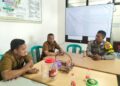 Bhabinkamtibmas Kelurahan Tipar Lakukan Sambangi Staf Kelurahan Tipar.