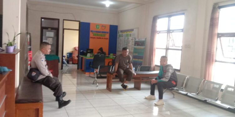 Bhabinkamtibmas Polsek Cibeureum Sambangi Warga / Perangkat Kelurahan  dan berikan himbauan Kamtibmas