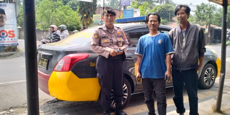 Berdialog Dengan Warga, Unit Samapta Polsek Cisaat Dialogis Berikan Himbauan Kamtibmas