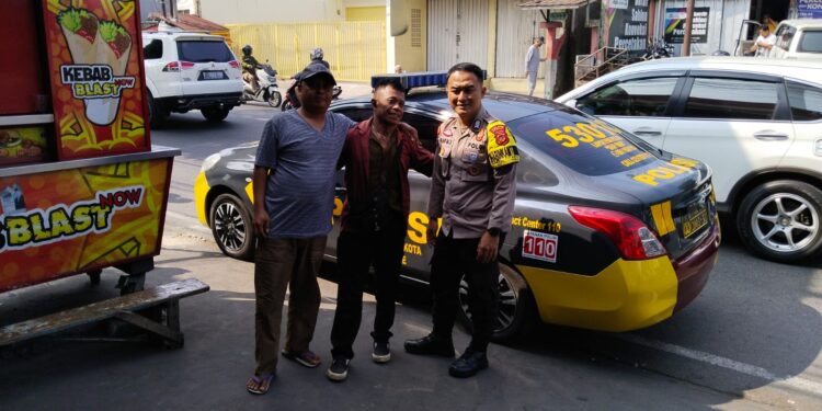 Bhabinkamtibmas Polsek Cikole Laksanakan Sambang Dengan Juru Parkir