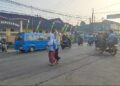 Wujud Kepedulian, Polisi Bantu Anak-Anak Sekolah Menyeberang Jalan