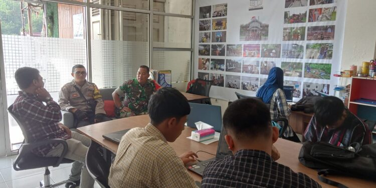 Sinegritas  TNI POLRI  Sambangi  Warga Berikan Himbauan Pesan Kamtibmas