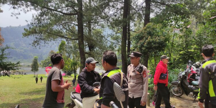 Patroli mobile rutin Polsek Kadudampit untuk mengantisipasi gangguan kamtibmas  di wilayah hukum polsek kadudampit