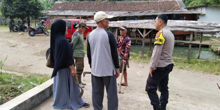 Jalin Silaturahmi, Bhabinkamtibmas Polsek Cikole Laksanakan Giat Sambang Warga