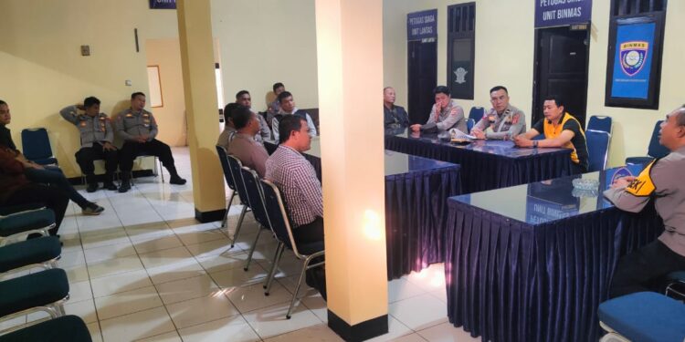 Anev Mingguan Sebagai Bentuk evaluasi kinerja dan atensi arahan pimpinan di wilayah hukum Polsek Baros.