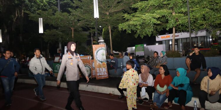 Gunakan Sepeda Motor Hingga Patroli Jalan Kaki, Kapolres Sukabumi Kota Sisir Wilayah, Pastikan Kondusifitas Jelang Libur akhir Pekan